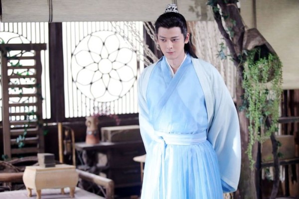 他曾帮助了还在十二线的杨幂,后来杨幂火了,他却很少再出现