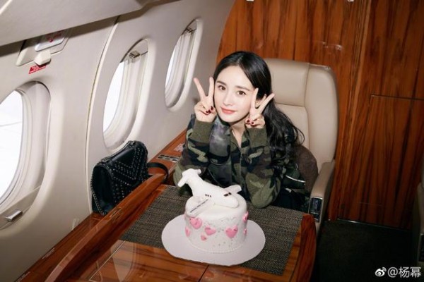 杨幂回港被围堵,离婚后两人差距明显:一个开心聚会,一个戴佛珠