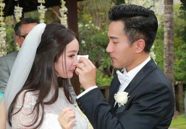 杨幂回港被围堵,离婚后两人差距明显:一个开心聚会,一个戴佛珠