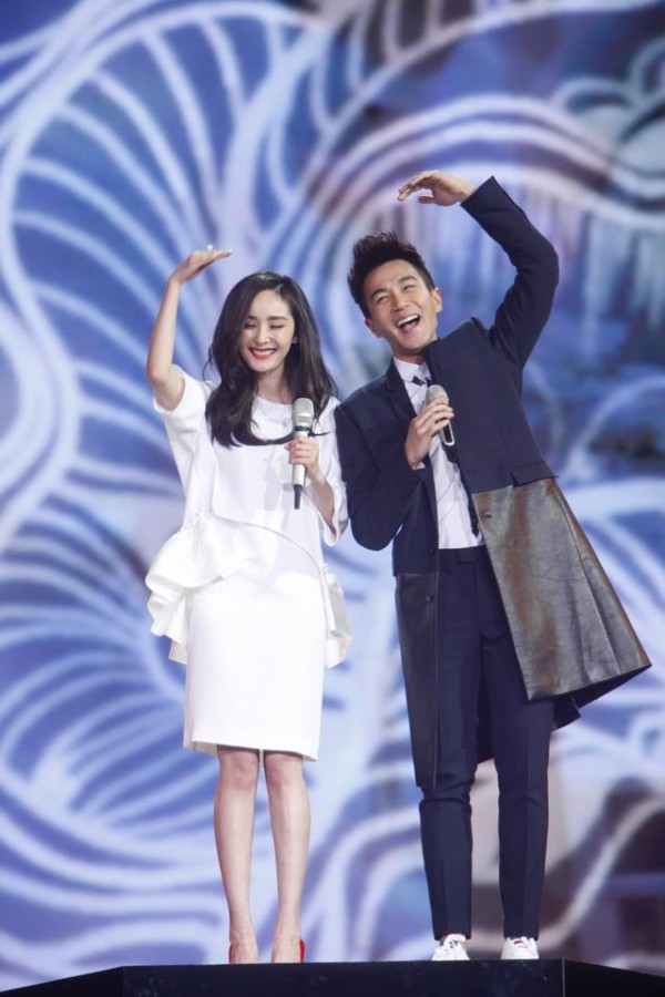 杨幂回港被围堵,离婚后两人差距明显:一个开心聚会,一个戴佛珠