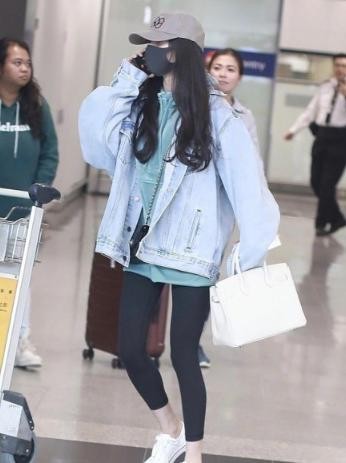 杨幂回港被围堵,离婚后两人差距明显:一个开心聚会,一个戴佛珠