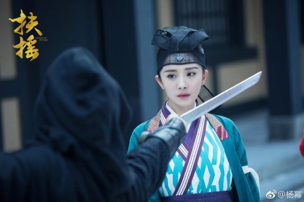 杨幂回港被围堵,离婚后两人差距明显:一个开心聚会,一个戴佛珠