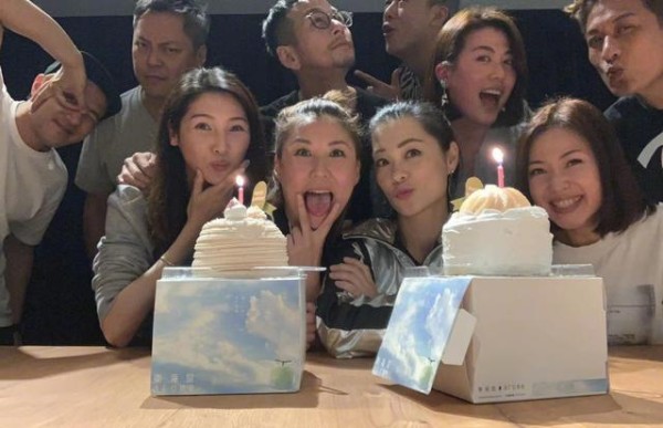 杨幂回港被围堵,离婚后两人差距明显:一个开心聚会,一个戴佛珠