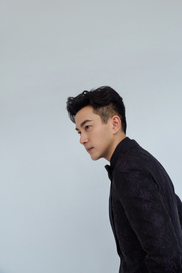 杨幂回港被围堵,离婚后两人差距明显:一个开心聚会,一个戴佛珠