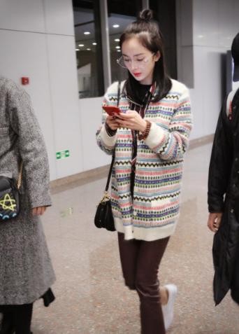 杨幂回港被围堵,离婚后两人差距明显:一个开心聚会,一个戴佛珠