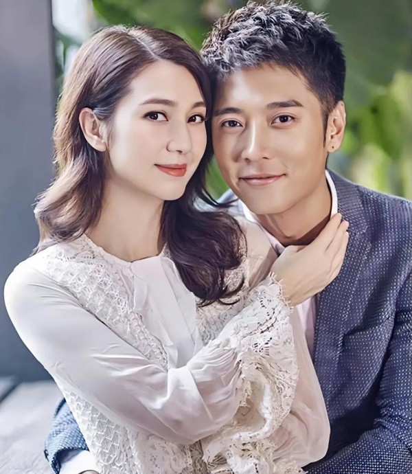 你们信吗? 44岁张丹峰公开表态说: “我家庭和睦,和太太洪欣的关系非常好,我已