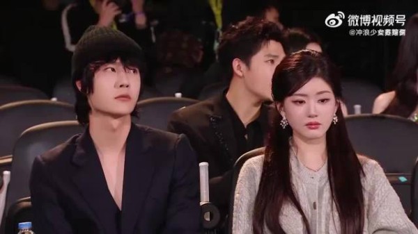 本来文咏珊深V够劲爆!谁料起身那一瞬,事业线怼拍惊爆我眼球