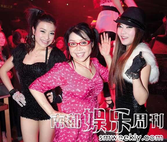 魅力四射酒吧一幕。摄影_邵欣