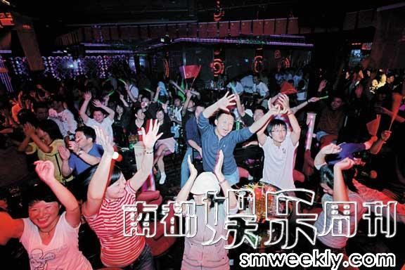 魅力四射酒吧消费者都在忘情跳舞。摄影_李林冬