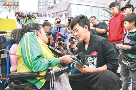 林峰对粉丝中的伤残人士非常照顾