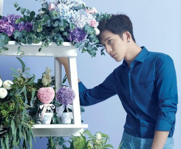 还没满月就被父母抛弃的明星,与奶奶相依为命,成名后送奶奶别墅