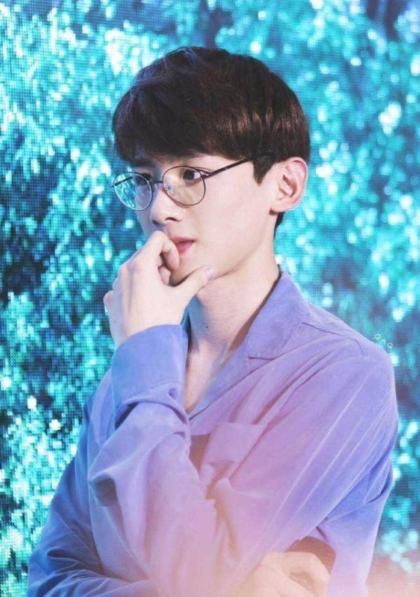 戴金属框眼镜的女明星,热巴文艺,赵丽颖呆萌,她却像老奶奶…