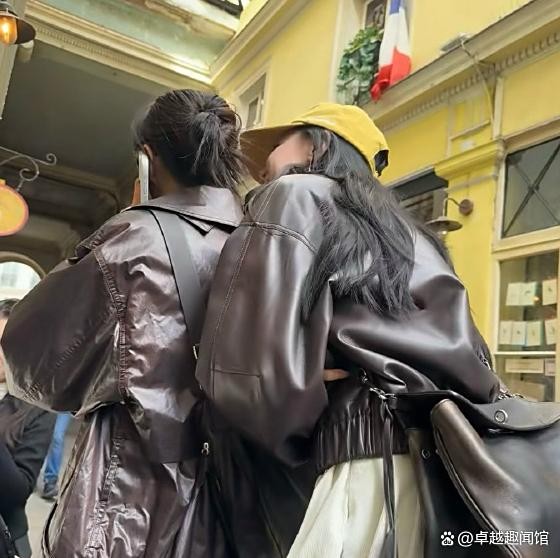 迪丽热巴靠张馨予那么近,差点亲到了