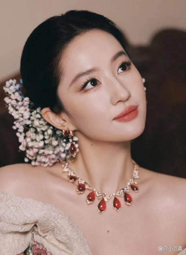 从姐妹到路人？杨幂刘亦菲晚会零互动，昔日友情为何消失