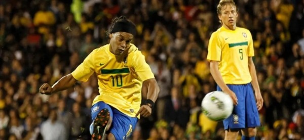 足球明星后卫:他们的荣耀与责任