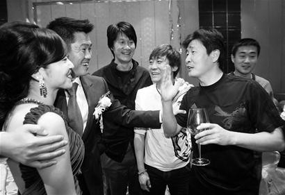 图为:郝海东、高峰等出席婚礼