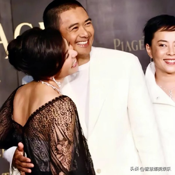 智慧娜美娱乐:在周润发的事业上,每一个与周润发搭戏的女明星,都必须通过他太太陈荟莲的审批。这种行为不仅仅是对周润发的保护,更是对婚姻的维护。发嫂对于周润发的经典银幕情侣的挚交好友们,是非常支持的,虽然这些女明星曾经与周润发合作过,但是他们之间的关系并不是那么肤浅。他们是几十年深厚不变的友谊,这种友情是非常难得的。陈荟莲不仅仅是支持这些友情,更是与他们成为了好朋友。但是陈荟莲也非常清楚,周润发的成功...