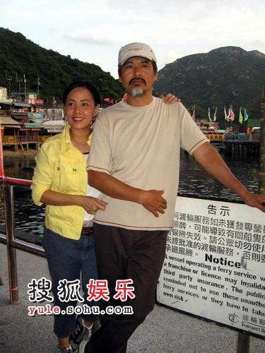 周润发、陈荟莲夫妇的亲密合影,两人婚后一直十分恩爱。