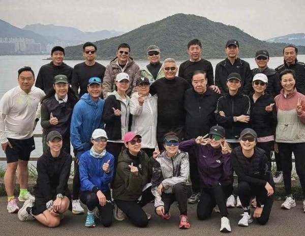 70岁周润发在香港,主动邀请粉丝拍照,满头白发,看起来胖了不少