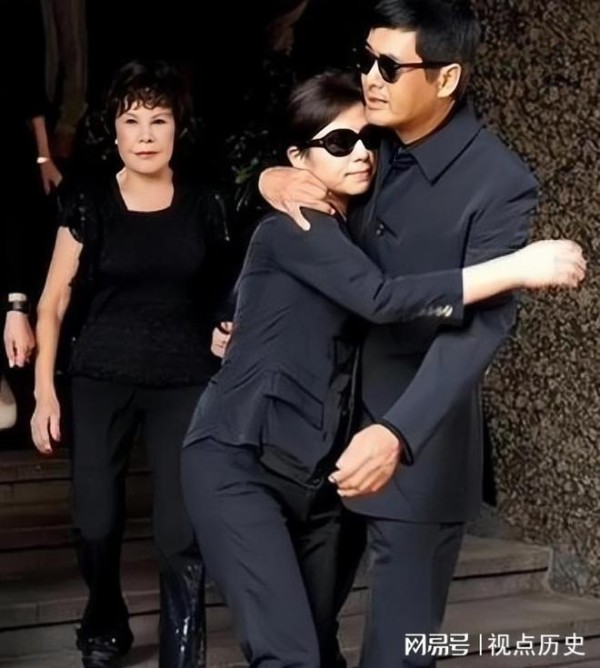 2007年,钟楚红因情绪激动抱着周润发失声痛哭