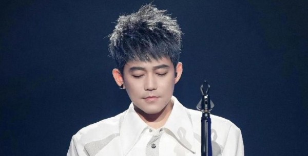 苏醒晒与经纪人同框照,经纪人热情似火引发网友热议,网友调侃两人感情堪比亲兄弟