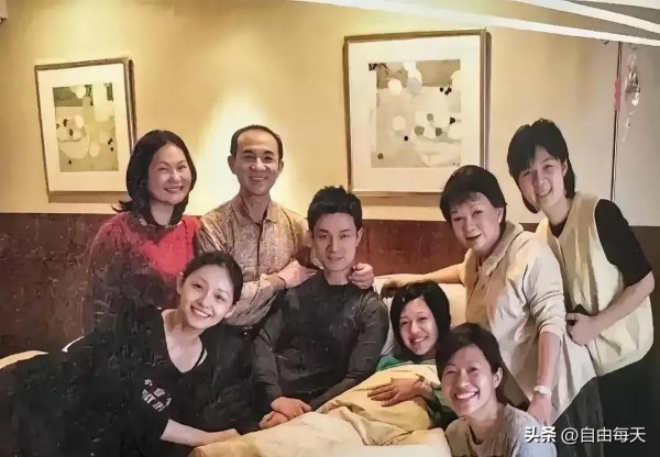 自由每天:大S和亲妈黄春梅、姐姐徐熙娴、妹妹小S的关系,用“吃大锅饭”来形容简直贴切到骨子里!
明明大S早就是台娱圈顶流,吸金能力吊打全家,偏偏几十年如一日被拴在这个“捆绑式家庭”里。
网友辣评:这不就是职场里“能者多劳懒人躺平”的现实版?
黄春梅带着三个女儿抱团闯荡娱乐圈早就不是秘密,但细看这家子的生态链实在魔幻。
大姐徐熙娴存在感几乎为零,小S婚后事业肉眼可见划水,反倒是大S从《流星花...