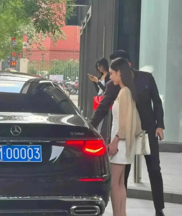 现在“京城四少”里,汪小菲娶明星,开迈巴赫,依然保持昔日风范-有驾