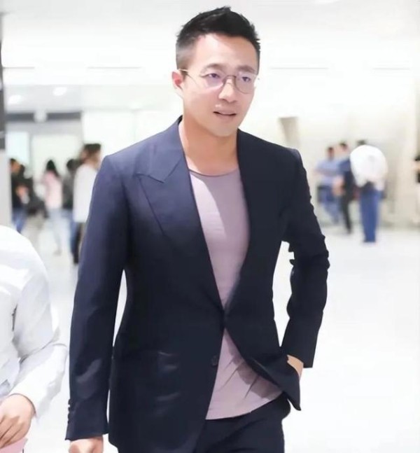 现在“京城四少”里,汪小菲娶明星,开迈巴赫,依然保持昔日风范-有驾