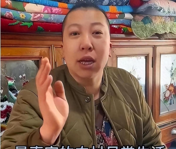 贾冰此刻内心不是滋味吧?当初蹭人家流量,现在撇不干净了