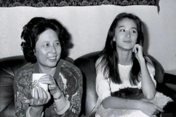 当年,36岁的林青霞见到了亲姐姐林莉,失散40多年,姐姐已经是“中年村妇”,心中百感交集,拿出20万存折