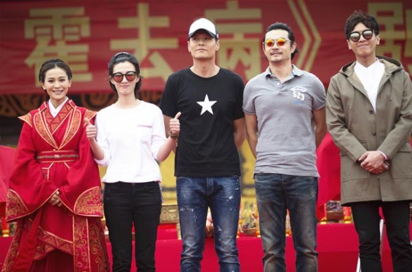 《霍去病》主演合影(从左到右）：海玲、徐悦、潘泰铭、黄维德、张若