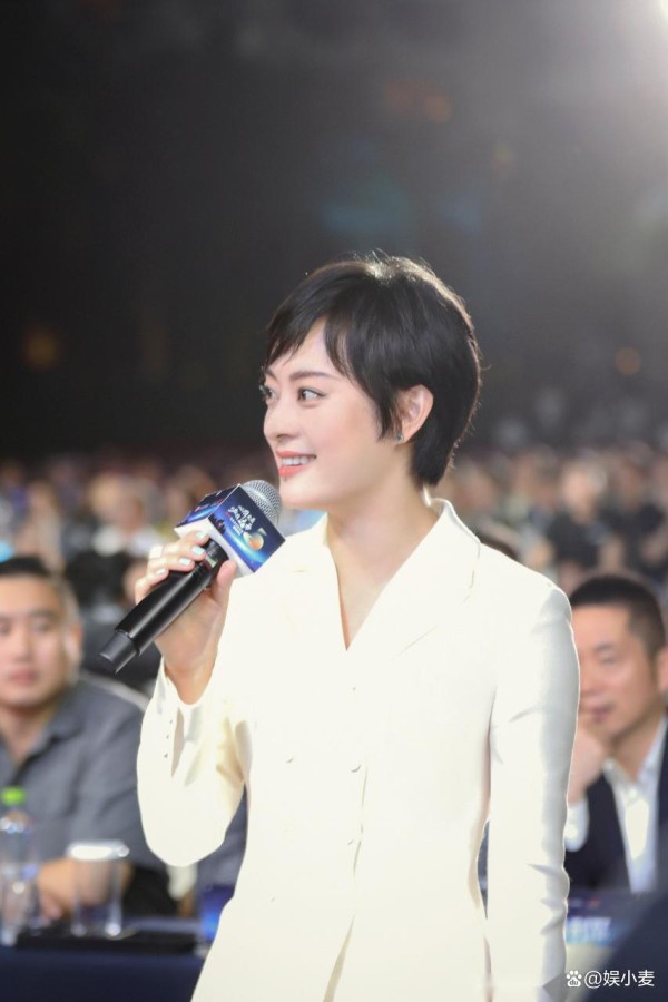 孙俪同框马云和李连杰,西装西裤不输两位大佬,阿姨紧紧抱住不放