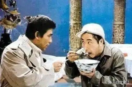 陈佩斯父亲和周总理的合影:周总理倚靠栏杆,笑得见牙不见眼