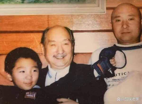 荧幕“恶霸”到喜剧“慈父”:看陈强如何从让人恨之入骨的反派,成功转向喜剧创作,并与儿子陈佩斯携手开创银幕父子档