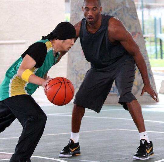 娱乐圈篮球水平谁最强？周董曾和科比单挑，蒋劲夫扣篮轻轻松松