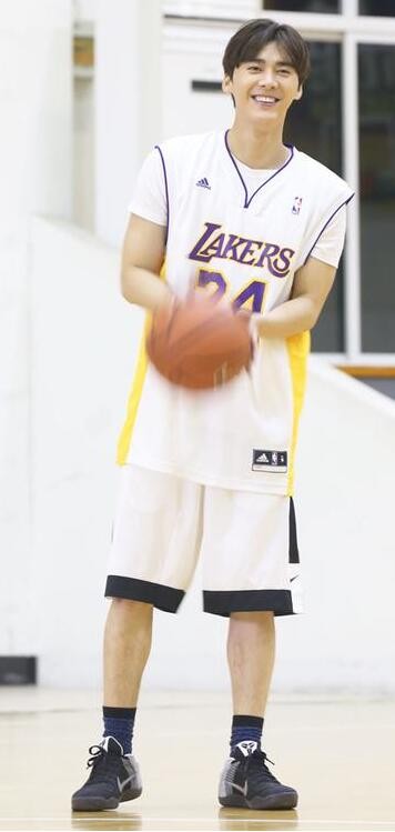 娱乐圈篮球水平谁最强？周董曾和科比单挑，蒋劲夫扣篮轻轻松松