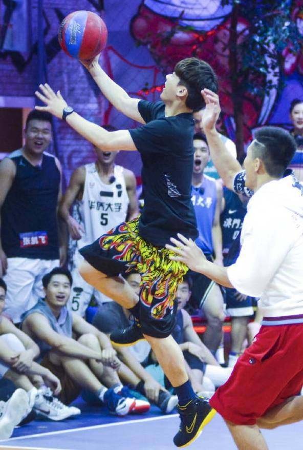 娱乐圈篮球水平谁最强？周董曾和科比单挑，蒋劲夫扣篮轻轻松松