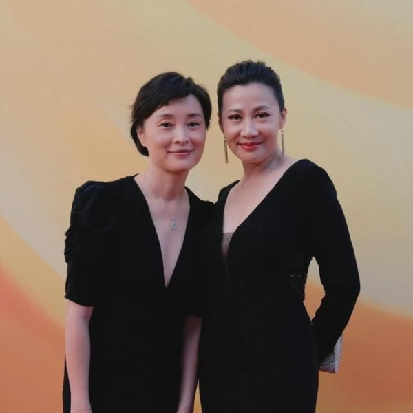 陈建斌真丢了宝了!穿深V黑裙惊艳红毯,气质清秀比蒋勤勤有内涵