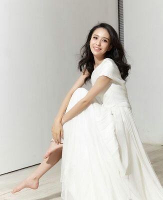 吴京没到现场, 却以儿子名义为芭莎慈善捐款70万, 佟丽娅等明星没到现场也捐了