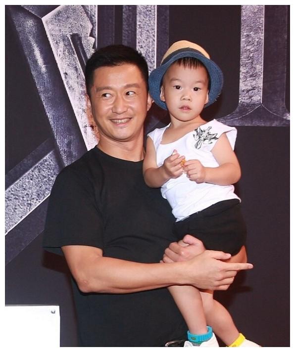 吴京携儿子“吴所谓”亮相 儿子长相惹争议 孩子到底随谁？