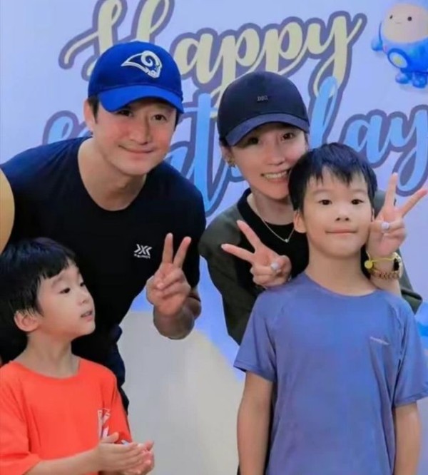 吴京带小儿子在南宁吃烧烤,6岁吴虑长高很多,眉目清秀像爸爸