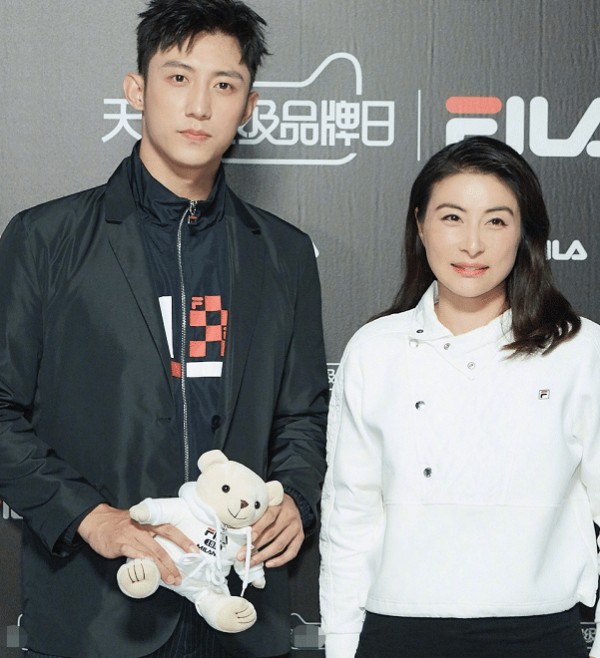 郭晶晶现身米兰时装周，有谁注意她的鞋子？网友：受宠是有原因的