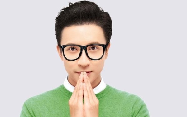 薛之谦大量私密照泄露 给美女喂食动作亲密