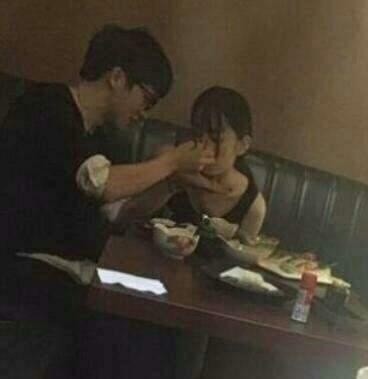 薛之谦大量私密照泄露 给美女喂食动作亲密