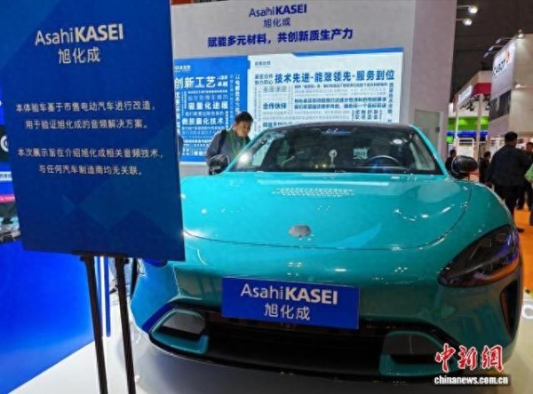 旭化成聚焦“汽车智造”等领域，在进博会现场展示多款产品及解决方案。中新网记者 姜煜 摄