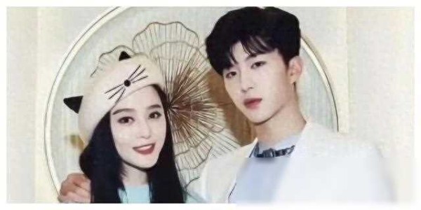 龙拂晓：在娱乐圈中，明星之间的亲戚关系也是一大话题。让我们一起来揭开这些惊人的亲戚关系，看看明星们之间的家族纽带究竟有多紧密。
首先，范范和范丞丞，一个是女神女子，一个是新生代男神，他们之间原来是姐弟关系，这样的亲情让人感叹。从范丞丞的年龄和姐姐的地位来看，这个家庭可谓养了个王子。
接着，陆陆和京京，两位实力演员，竟是姐妹关系，这样的亲情让人感慨万分。在娱乐圈里，他们的表现如同一出《欢乐颂》，令人...