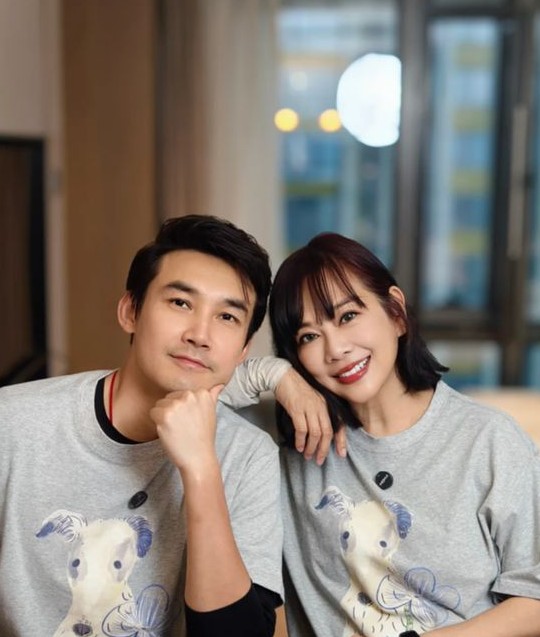 54岁陈松伶换新发型穿情侣装，与小8岁张铎的幸福婚姻