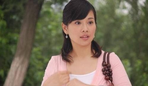 她是三栖女艺人，却被前经纪人爆料同性恋史，如今与老公恩爱有加