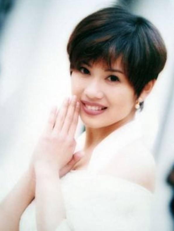 她是三栖女艺人,却被前经纪人爆料同性恋史,如今与老公恩爱有加