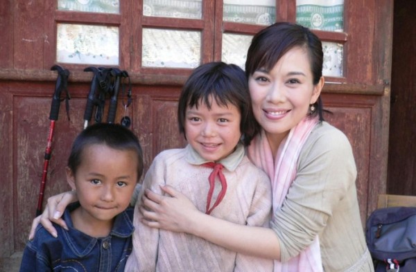 她是三栖女艺人,却被前经纪人爆料同性恋史,如今与老公恩爱有加